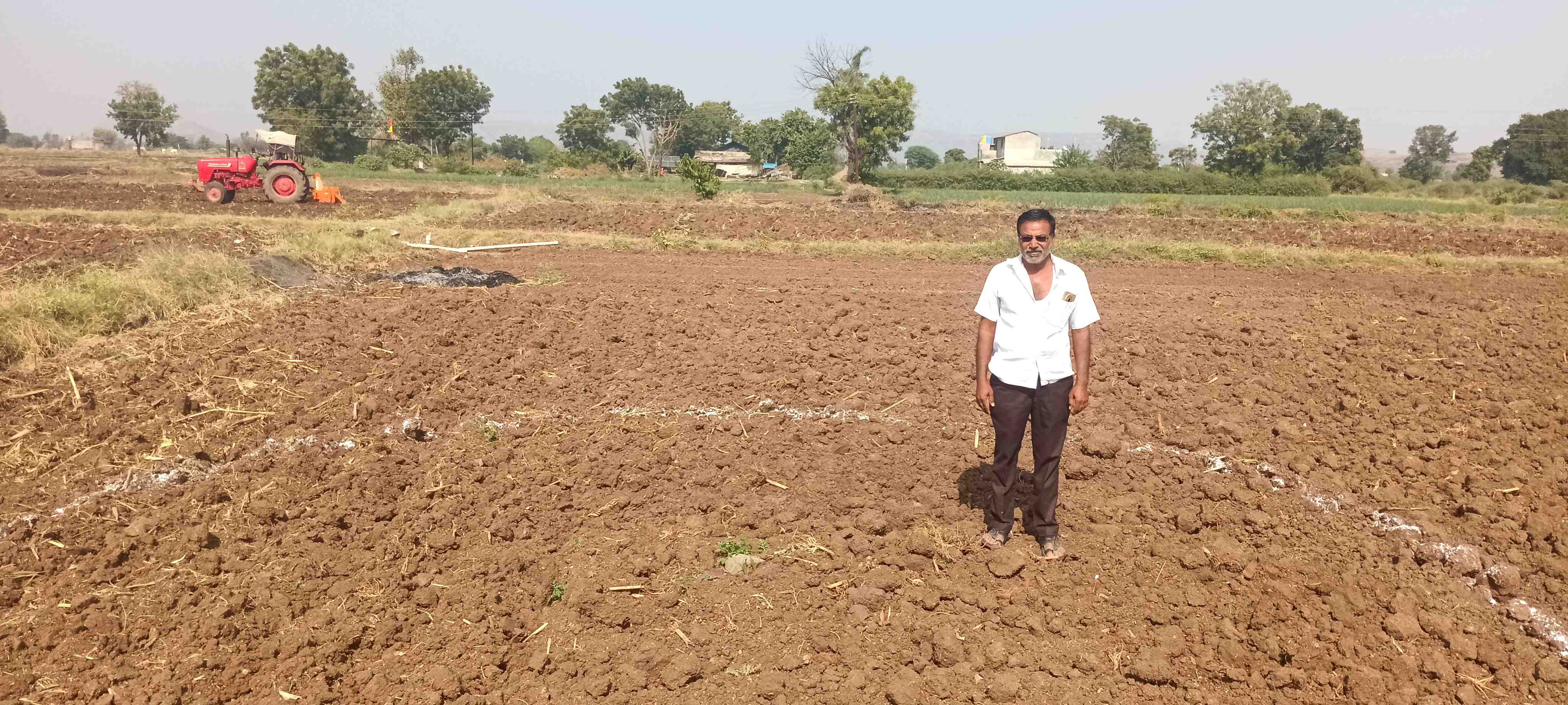 डाबली येथील लाभार्थी ओंकार जगन्नाथ निकम यांना सिंचनविहिर साठी लाइन आउट देऊन विहिरीचे काम चालू केले