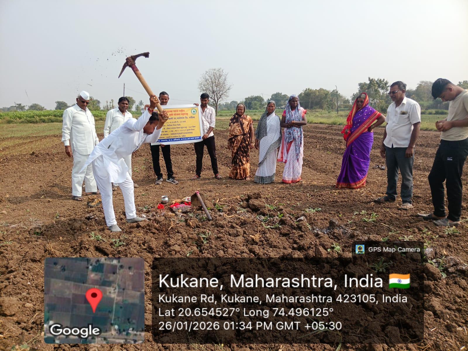 मुख्यमंत्री समृद्ध पंचायतराज अभियान अंतर्गत आज 26 जानेवारी प्रजासत्ताक दिनानिमित्त नवीन सिंचन विहिरीचे काम शुभारंभ करण्यात आला यावेळेस सरपंच सदस्य ग्रामसेवक तसेच विहीर लाभार्थी