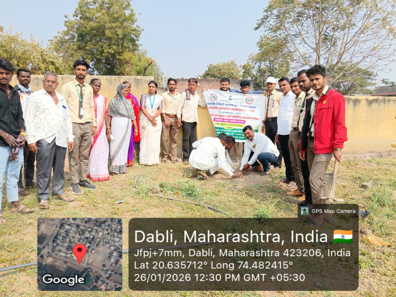 आज मुख्यमंत्री समृद्ध पंचायतराज अभियान अंतर्गत प्रजासत्ताक दिनानिमित्त गावात वृक्षारोपण करण्यात आले यावेळी कृषी विज्ञान संकुल चे विद्यार्थी व गावातील प्रमुख पदाधिकारी उपस्थित होते