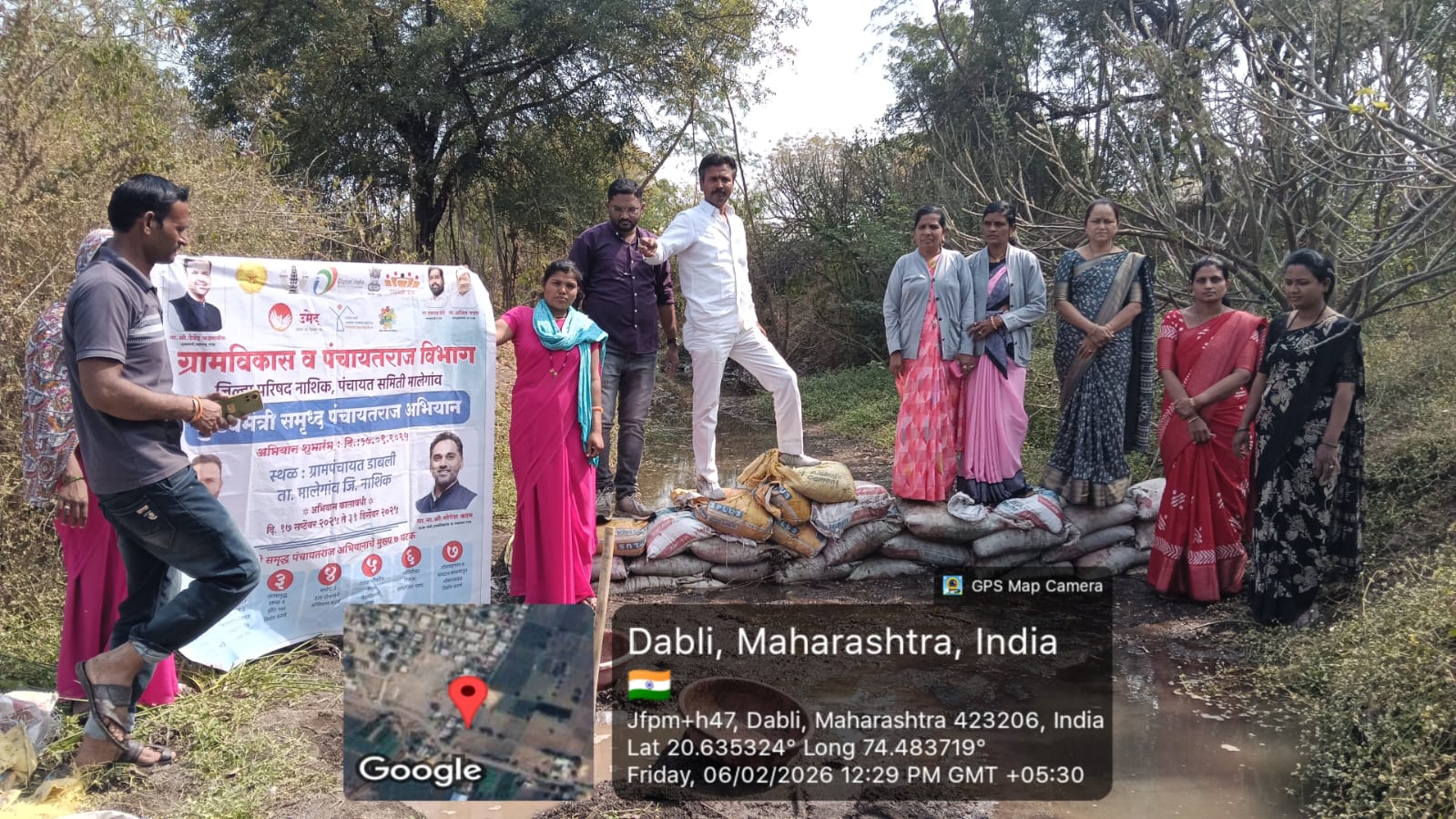 मुख्यमंत्री समृद्ध पंचायतराज अभियान अंतर्गत आज वनराई बंधारा निर्मिती करण्यात आली यावेळी अंगणवाडी सेविका अशा सेविका सरपंच सदस्य ग्रामपंचायत अधिकारी ग्रामरोजगार सहाय्यक व ग्रामपंचायत शिपाई सर्व उपस्थित होते
