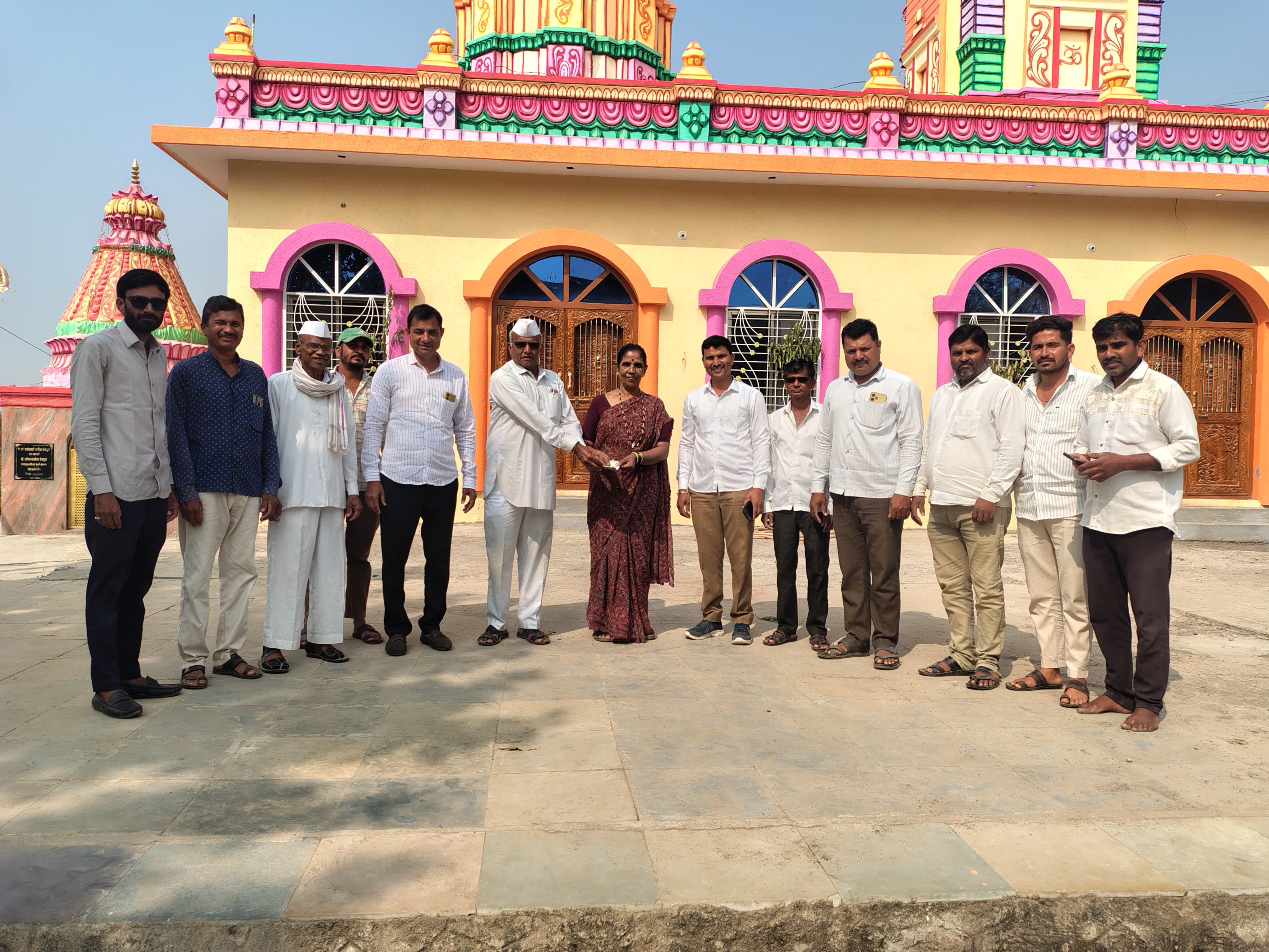 मुख्यमंत्री समृद्ध पंचायतराज अभियान अंतर्गत धार्मिक स्थळांचे नूतनीकरण करण्यासाठी लोकवर्गणी जमा करताना पदाधिकारी व लोक वर्गणीदार