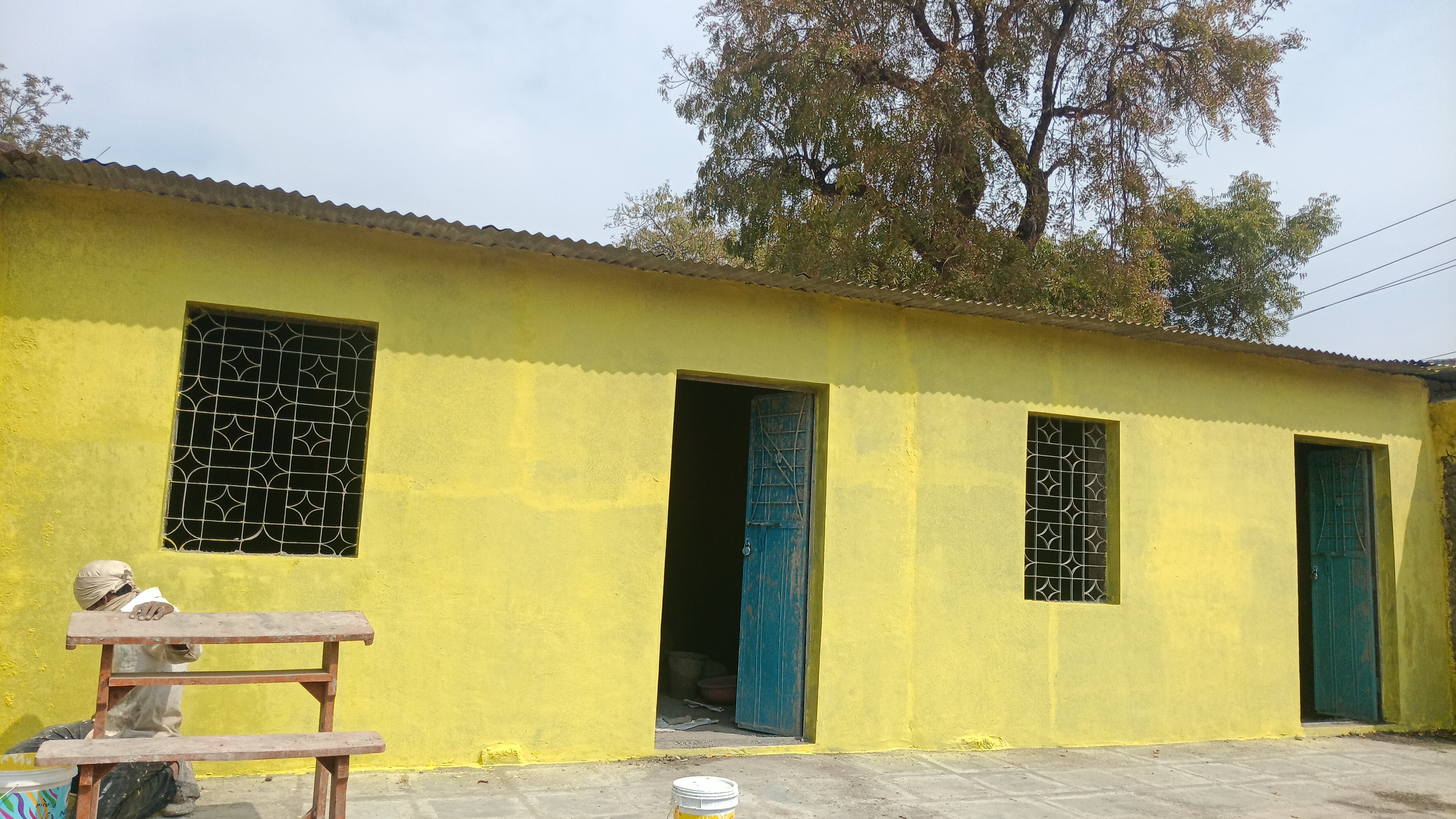 ग्रामपंचायत स्तरावर 15 वित्त आयोग निधीतून जुन्या हायस्कूल शाळेची इमारत दुरुस्ती काम प्रगतीपथावर